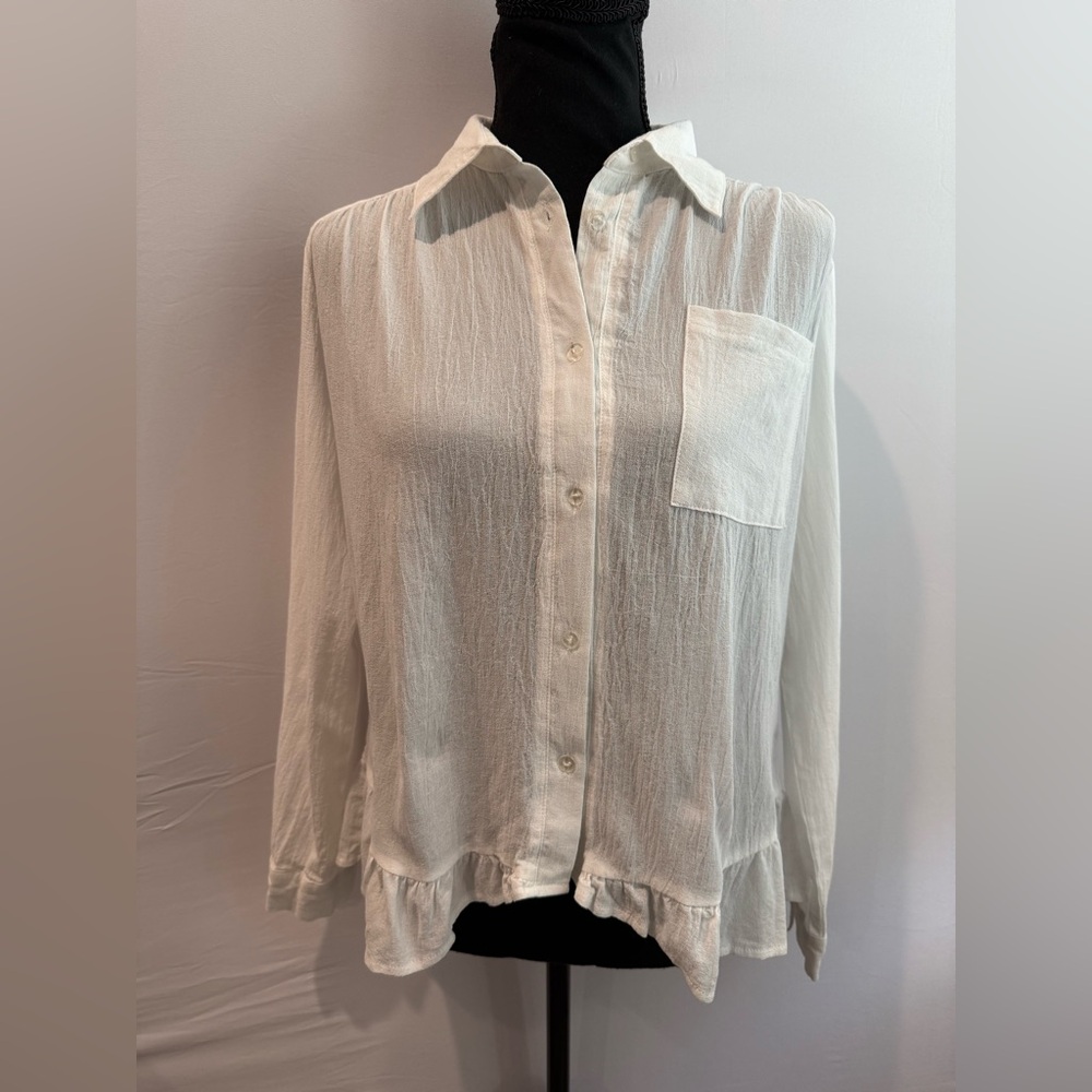 POL White Button-Front Textured Blouse with Pocket and Ruffle Hem‎